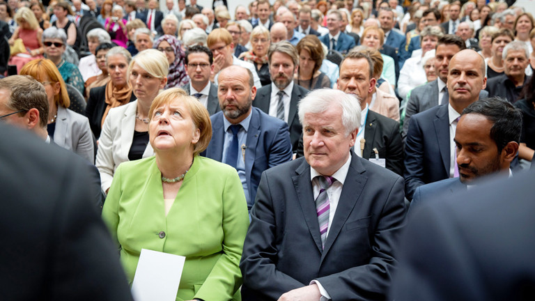 Angela Merkel und Horst Seehofer bei einer Gedenkveranstaltung für die Opfer von Flucht und Vertreibung im Deutschen Historischen Museum am 20. Juni 2018