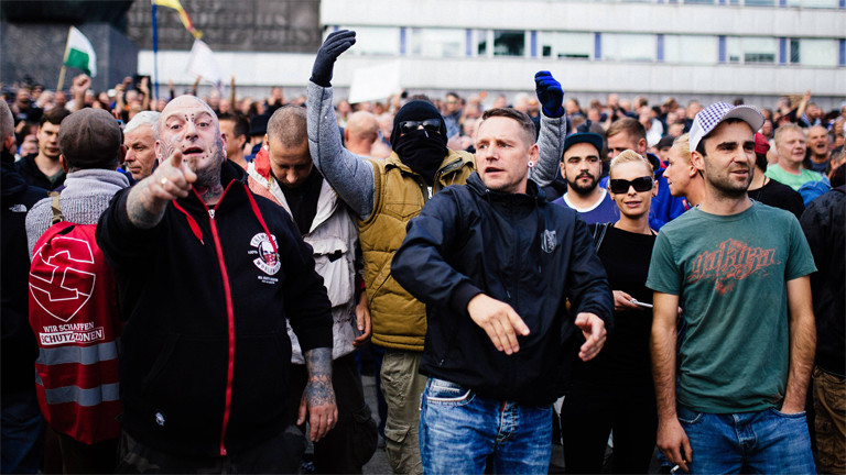 Pöbeln und Vermummen: Demonstration von Rechtsextremen und Hooligans am 27. August in Chemnitz