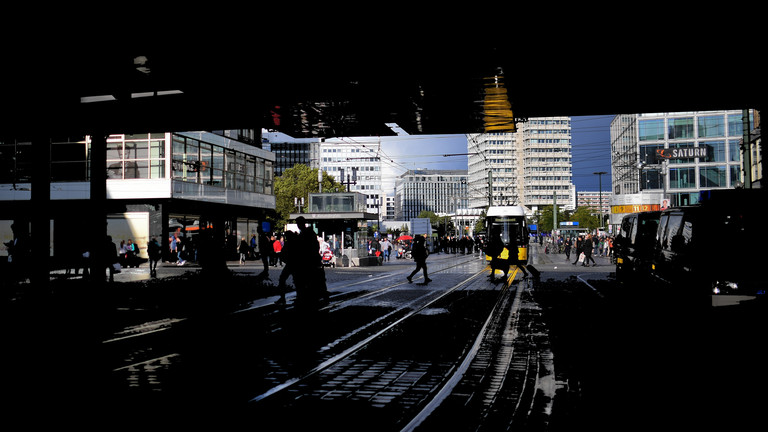 Fußgänger und Straßenbahn: Verkehr am Alexanderplatz