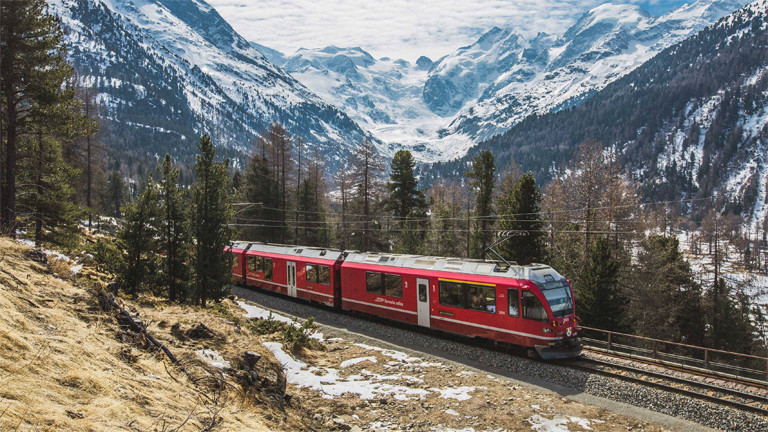 Über die Alpen mit der Bahn: der Berninaexpress in den Schweizer Alpen