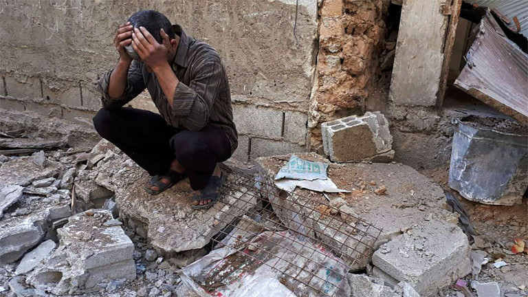 Nach dem Angriff mit chemischen Waffen: Ein trauernder Mann im syrischen Douma am 9. April 2018