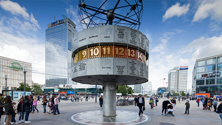 Die Weltzeituhr am Berliner Alexanderplatz