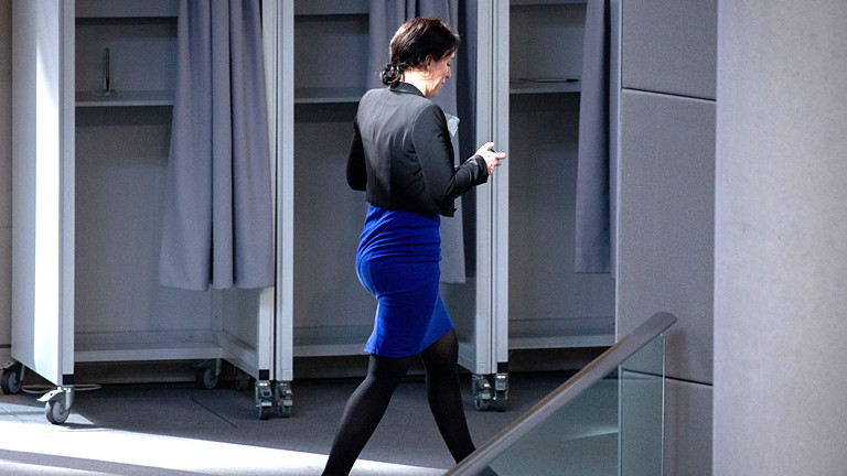 Mariana Harder-Kühnel verlässt den Saal.