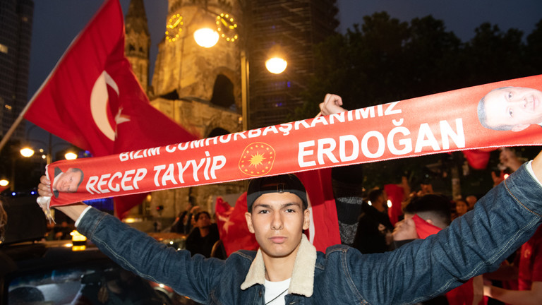 Erdogan-Anhänger hält ein Banner hoch.