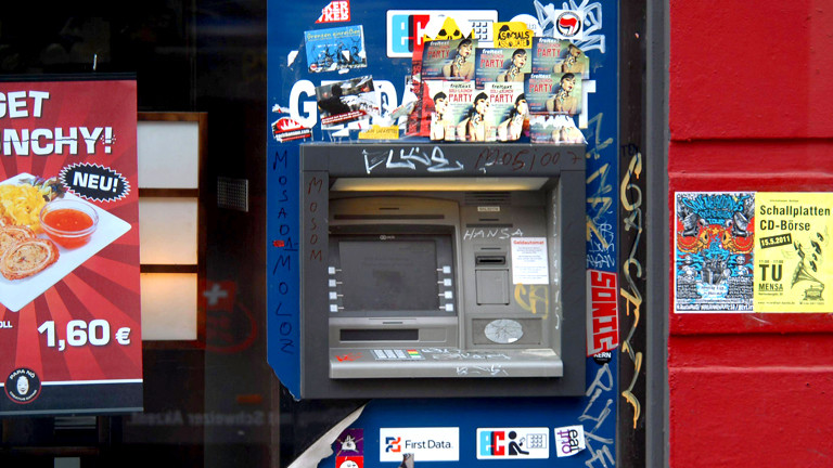 Geldautomat mit Graffitis
