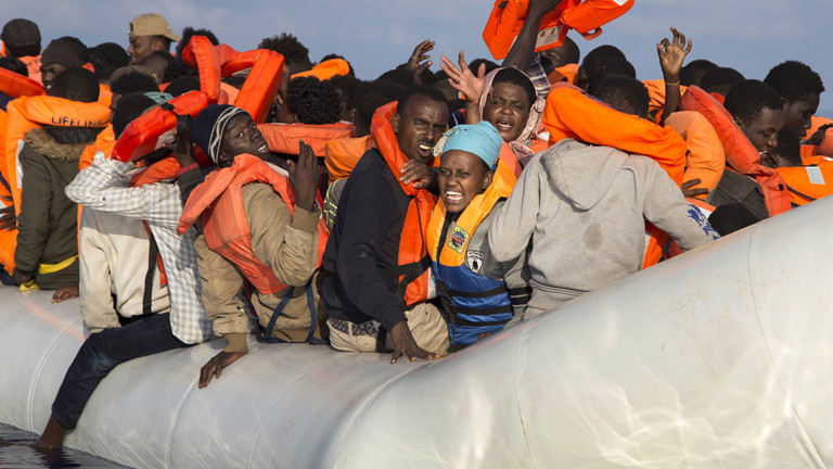 Menschen in einem sehr vollen Schlauchboot.