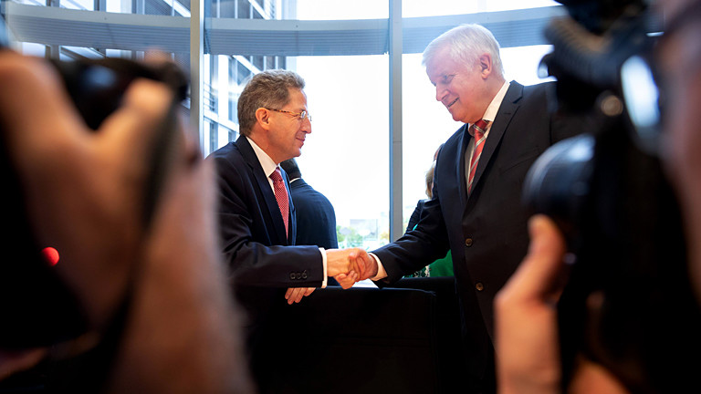 Maaßen und Seehofer schütteln sich die Hand.