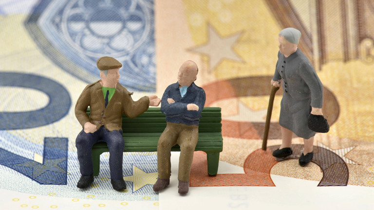 Rentner auf einer Bank