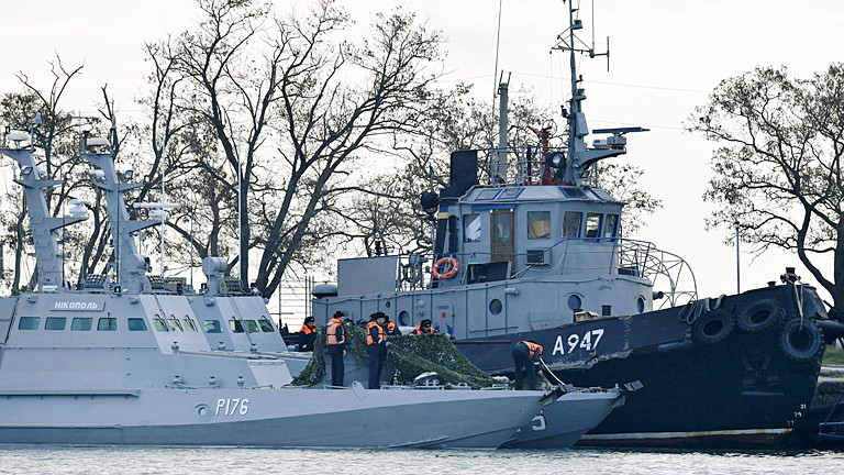 Kriegsschiffe im Hafen