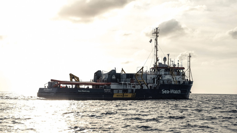 Schiff auf offenem Meer