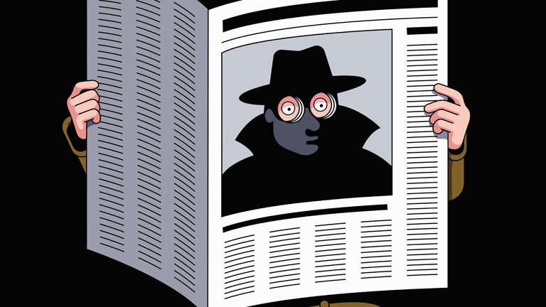 Spion schaut durch eine Zeitung