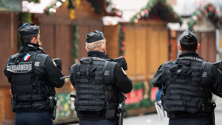 Polizisten auf einem Weihnachtsmarkt.