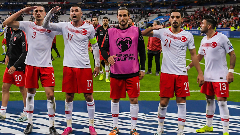 Türkische Nationalspieler zeigen Militärgruß