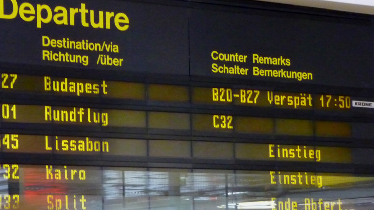 Anzeigetafel am Flughafen