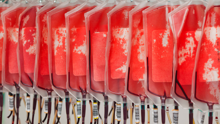 Blutkonserven von Blutspendern im Blutlabor.