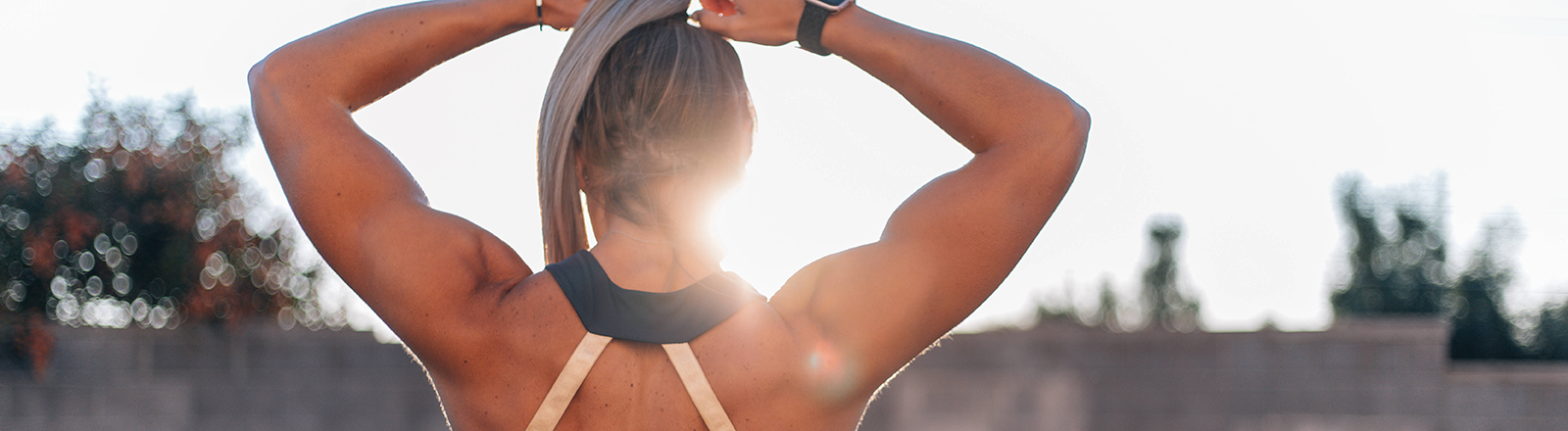 Muskelöse Frau von hinten