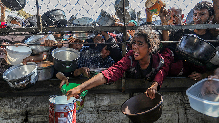 Menschen betteln um Essen in Gaza