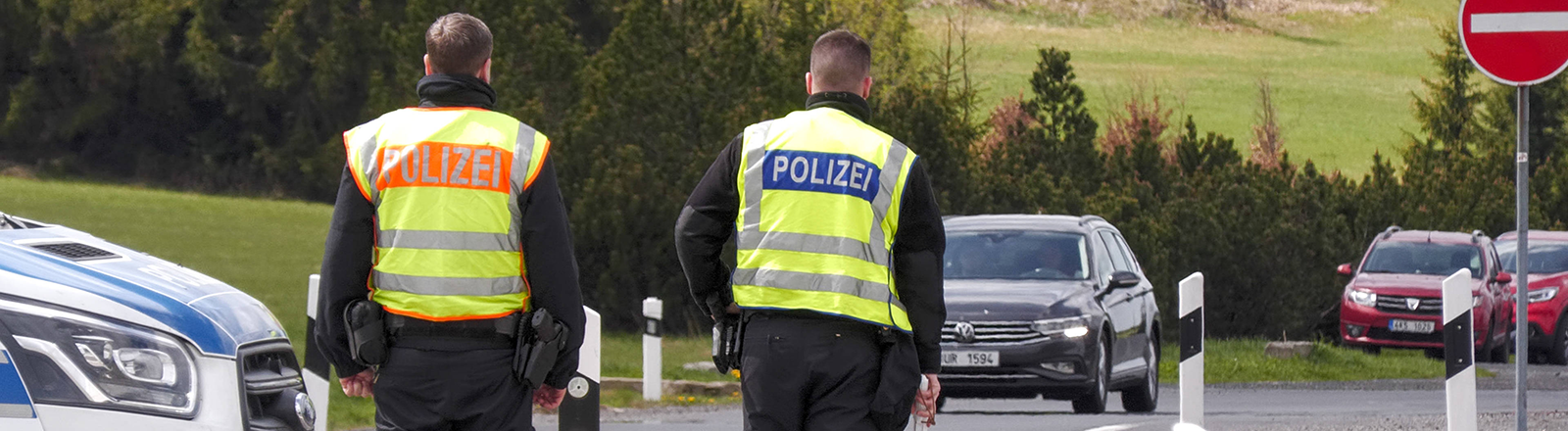 Zwei Polizisten bei der Grenzkontrolle