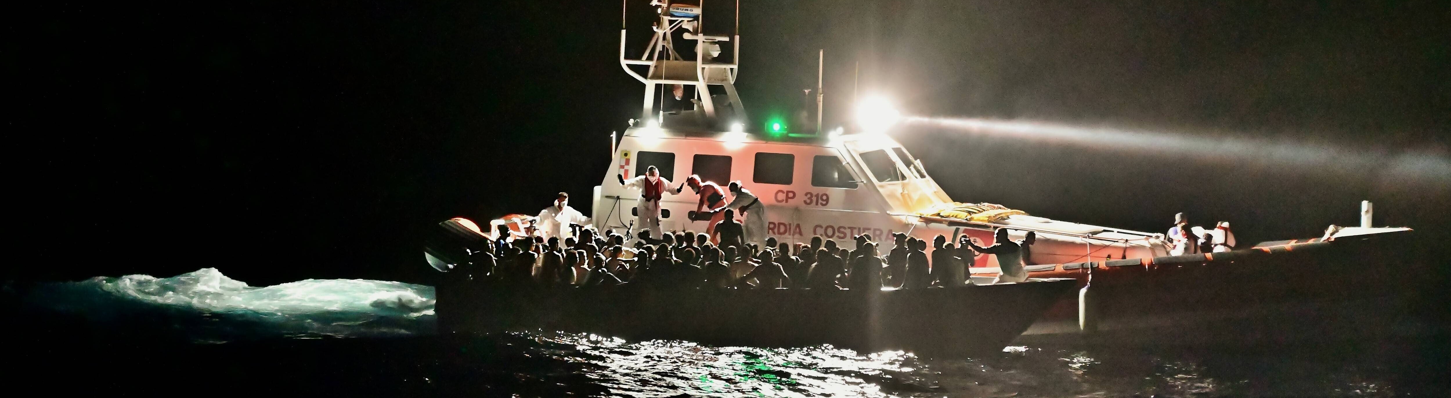 Mittelmeer: Schiffe der Italienischen Küstenwache evakuieren ein Boot mit Flüchtenden