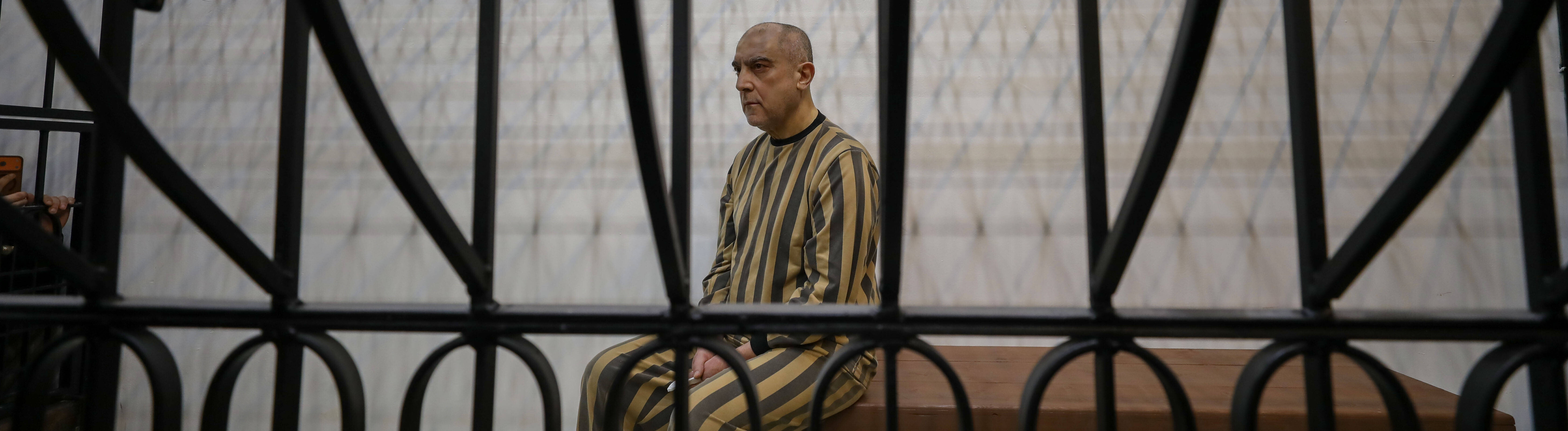 Atef Najib begins hinter Gittern in einem Gerichtsaal in Damaskus