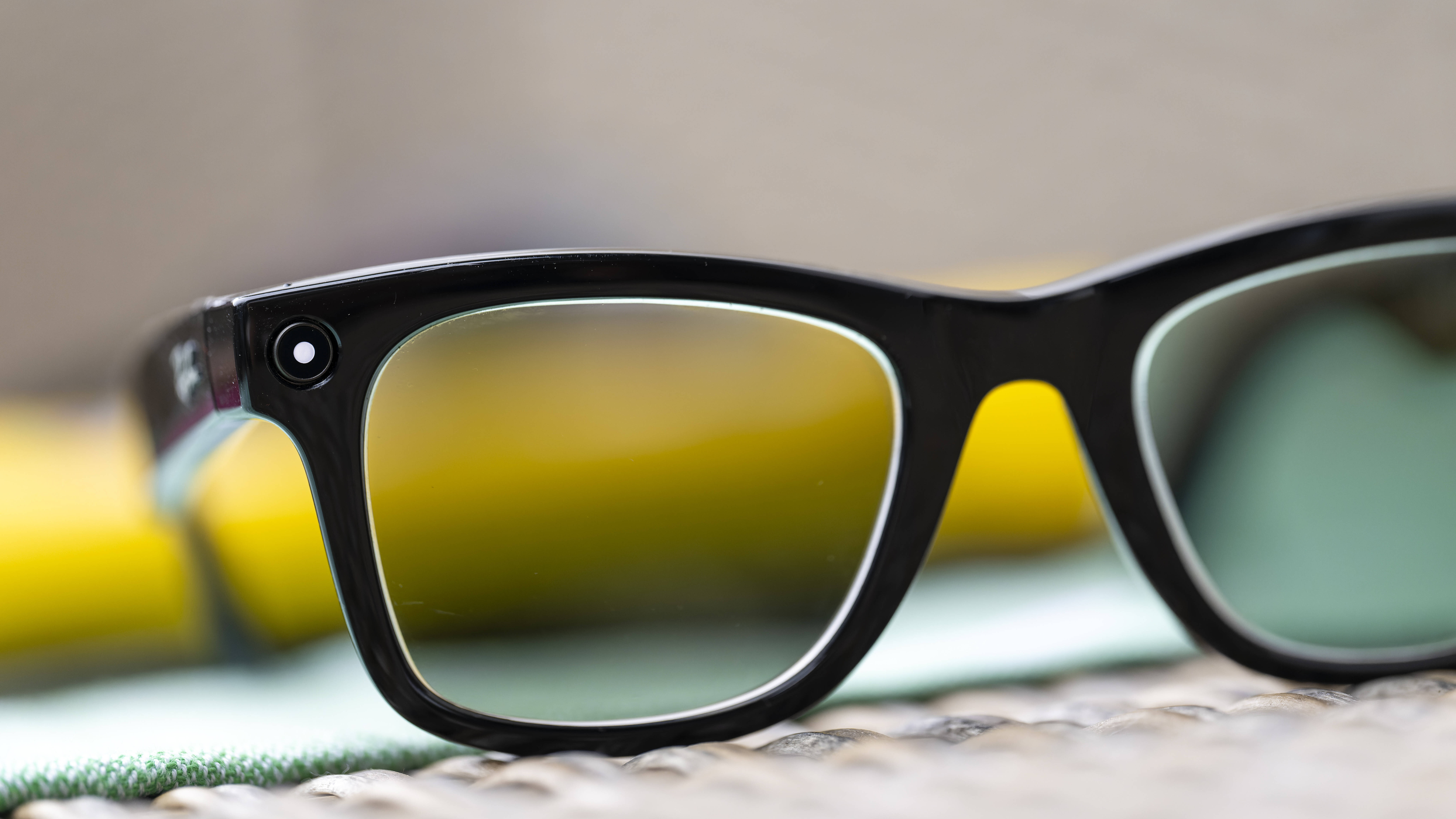 Eine Smart-Glass-Brille mit Kamera im Gestell