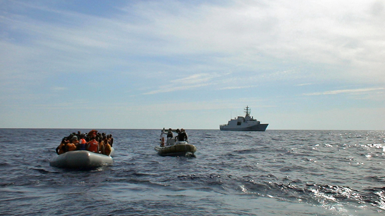Bootsflüchtlinge werden von der italienischen Marine aufgegriffen.