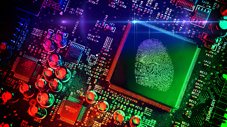 Computerchip mit Fingerabdruck, Symbolfoto Datenschutz und Cybercrime, Fotomontage
