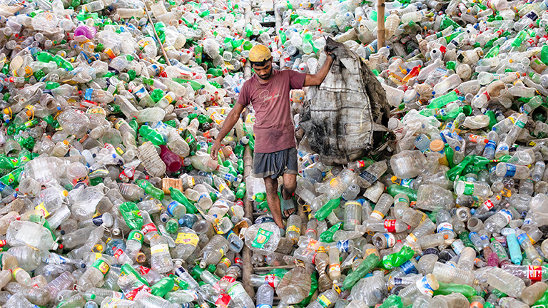Bangladesch: Ein Mann steht im Plastikmüll