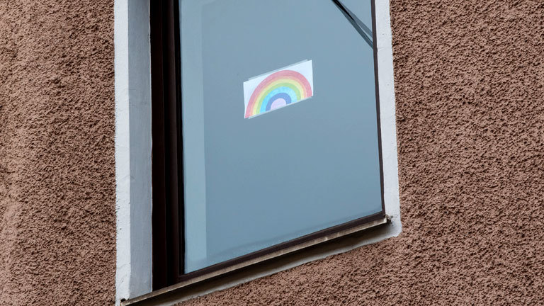 Regenbogen an einem Fenster