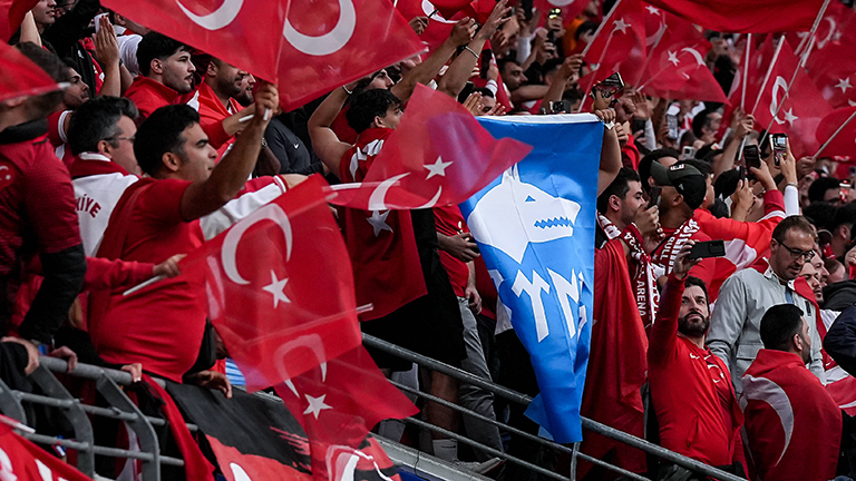 Türkische Fussballfans bei der EM mit Flagge der Grauen Wölfe