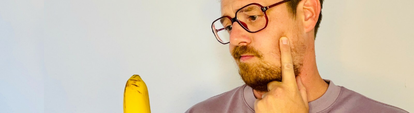Volker Wittkamp schaut fragend eine Banane an