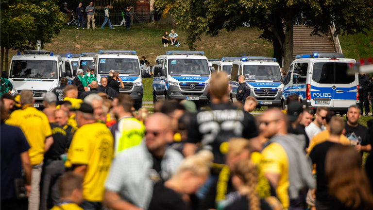 Gelb-Schwarz gegen Blau-Weiß: Polizistinnen und Polizisten mit Dortmund-Fans. Werder Bremen spielte am 31.08.2024 gegen Borussia Dortmund. Die Kosten für den Polizeieinsatz kann das Land den Vereinen von nun an in Rechnung stellen.