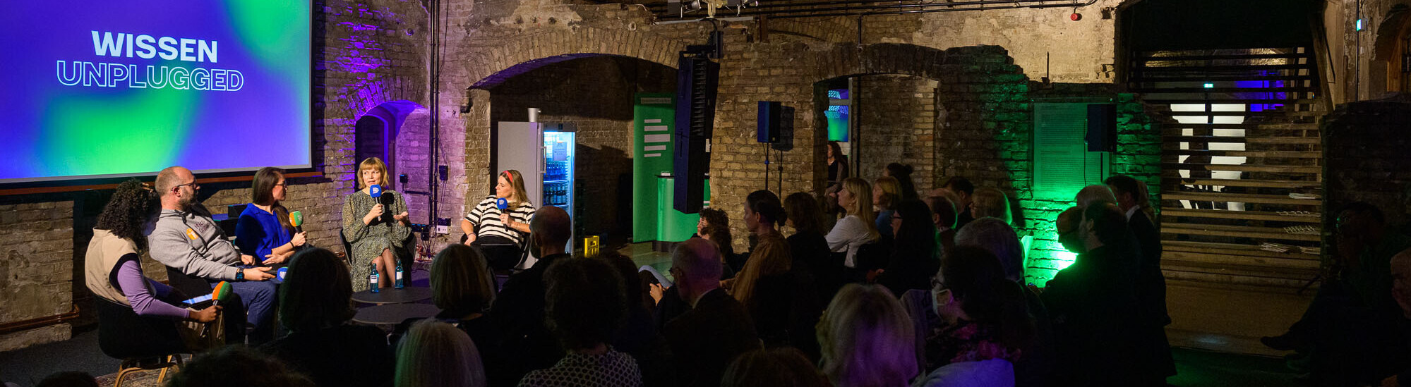 Ein Podium mit Gästen und Publikum