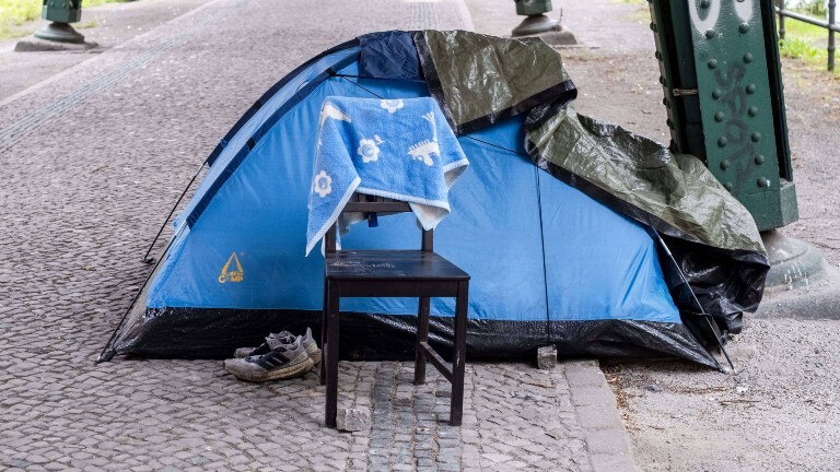 In Berlin steht das Zelt einer obdachlosen Person unter der Hochbahn auf der Straße.