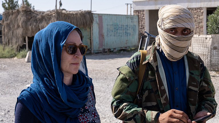 Korrespondentin Silke Diettrich am Checkpoint mit den Taliban kurz nach der Machtübernahme