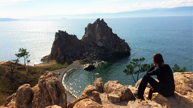 Anne Duchstein schaut auf den sagenumwobenen Schamanenfelsen der Insel Olchon im Baikalsee - Russland
