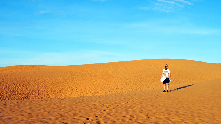 Sebastian Haffner bei den roten Sanddünen von Mui Ne - Vietnam