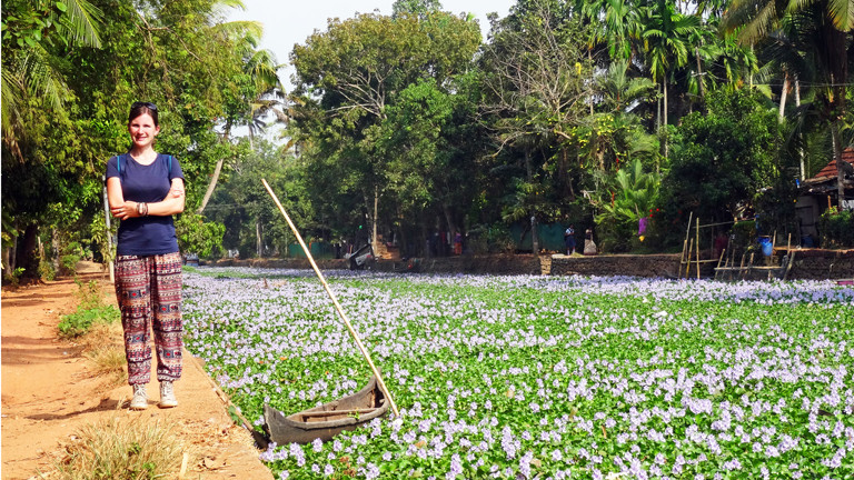 Anne Duchstein vor den Backwaters - Kerala, Südindien