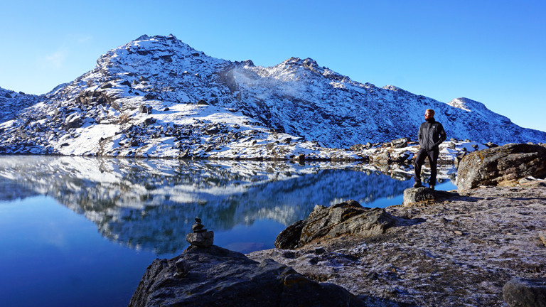 Sebastian vor einem der glasklaren Gosainkund-Seen - Langtang Gebiet Nepal