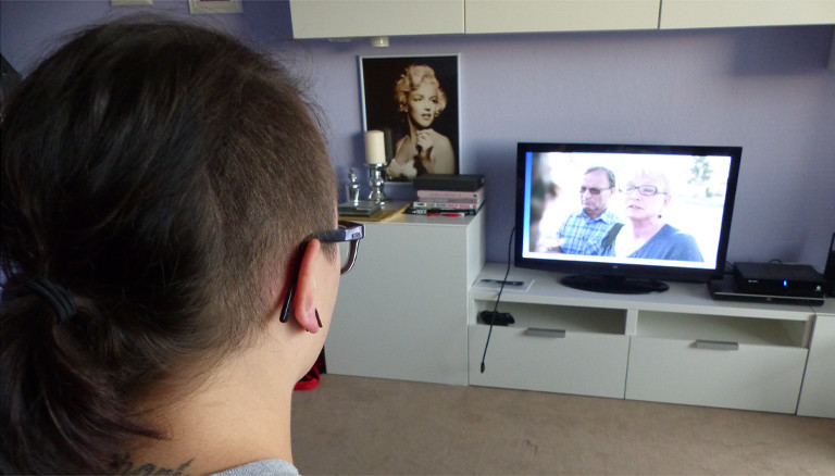 Rebecca vor dem Fernseher