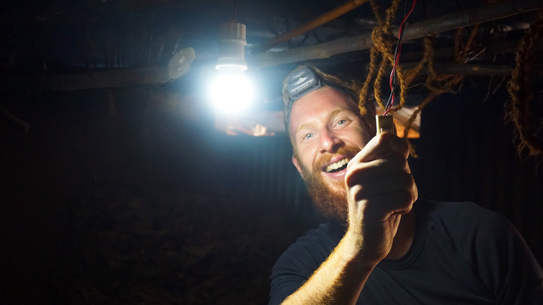 Sebastian schaltet das Licht ein - Yen Minh Distrikt, Nordvietnam