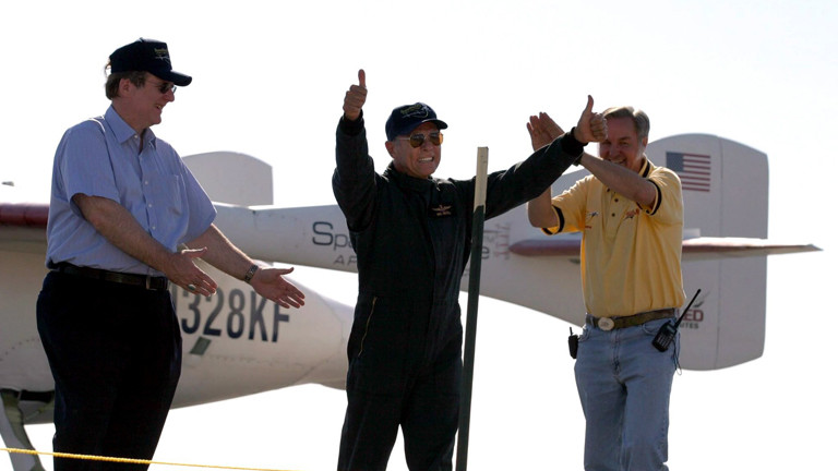 Der Milliardär Paul G. Allen, Geldgeber des Projekts, Astronaut Mike Melvill und der Entwickler Burt Rutan (v. l. n. r.) feiern den erfolgreichen Flug ins All.