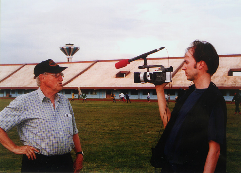 Rudi Gutendorf und der Filmemacher Piet Fuchs mit Kamera.