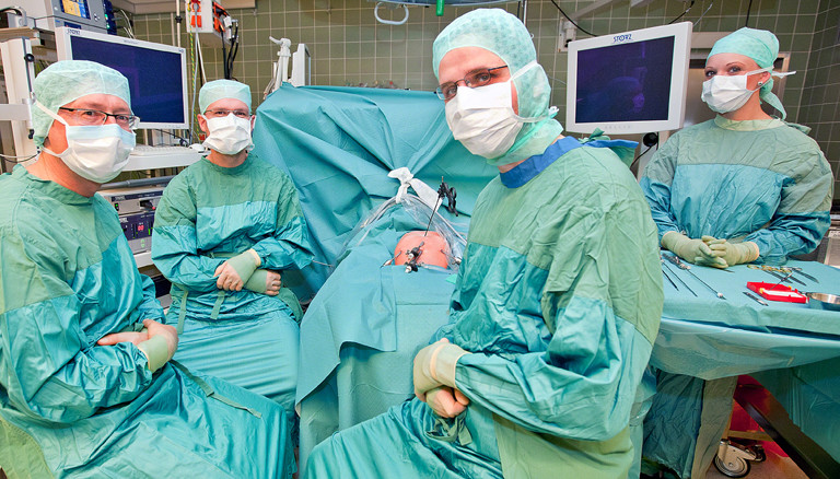 Der Chirurg Benno Ure (links) und sein Team legen während einer Operation eine Pause ein.