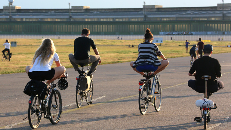 Fahrradyoga auf dem Tempelhofer Feld