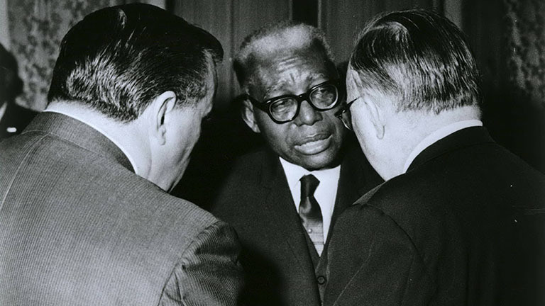 Haitis Diktator Francois Duvalier disktutiert mit zwei Männern