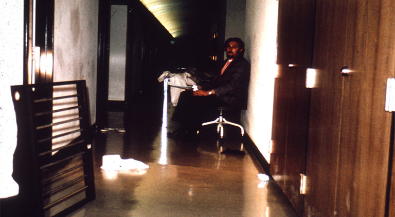 Philip Zimbardo ist der Versuchsleiter beim Standford-Prison-Experiment.