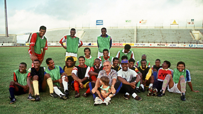 Helmut Gutendorf mit einer Fußballmannschaft auf Mauritius.