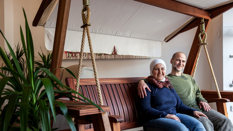 Hiba Albassir und Khalid Karimo auf der Hollywoodschaukel Hollywoodschaukel Iskanderia