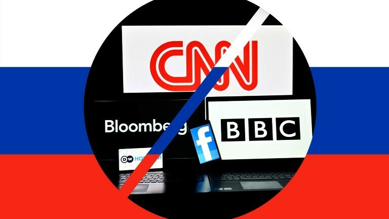 Russische Flagge. davor, diverse Medien und Social media Plattformen, die jetzt gesperrt sind.